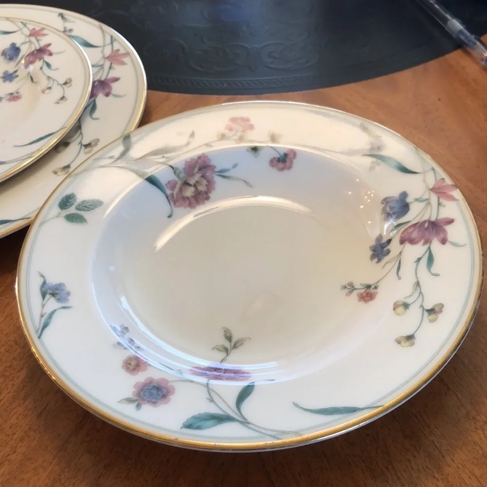 Mikasa Fine Ivory Carnation Garden Five (5) piece place setting